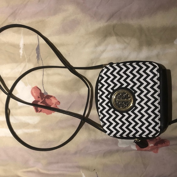 Cheveron black and white print crossbody bag - Picture 1 of 3